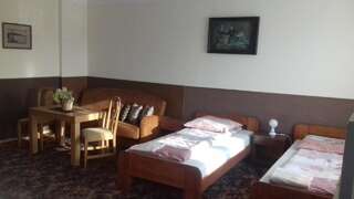Хостелы Hostel JAX Торунь Двухместный номер с 2 двуспальными кроватями-1