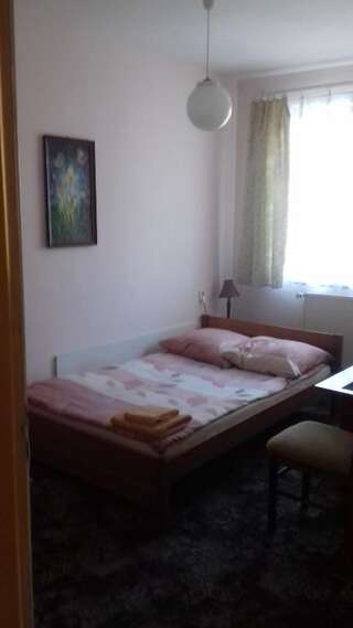 Хостелы Hostel JAX Торунь Двухместный номер с 2 двуспальными кроватями-10